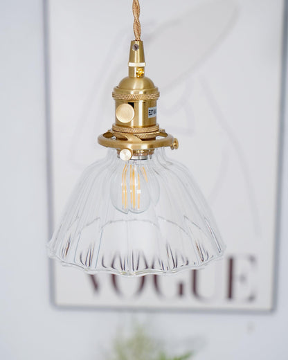 Suspension goutte en verre avec finition laiton – Luminaire suspendu pour comptoirs et tables – Suspension réglable – Douille E26 – Luminaire dôme transparent