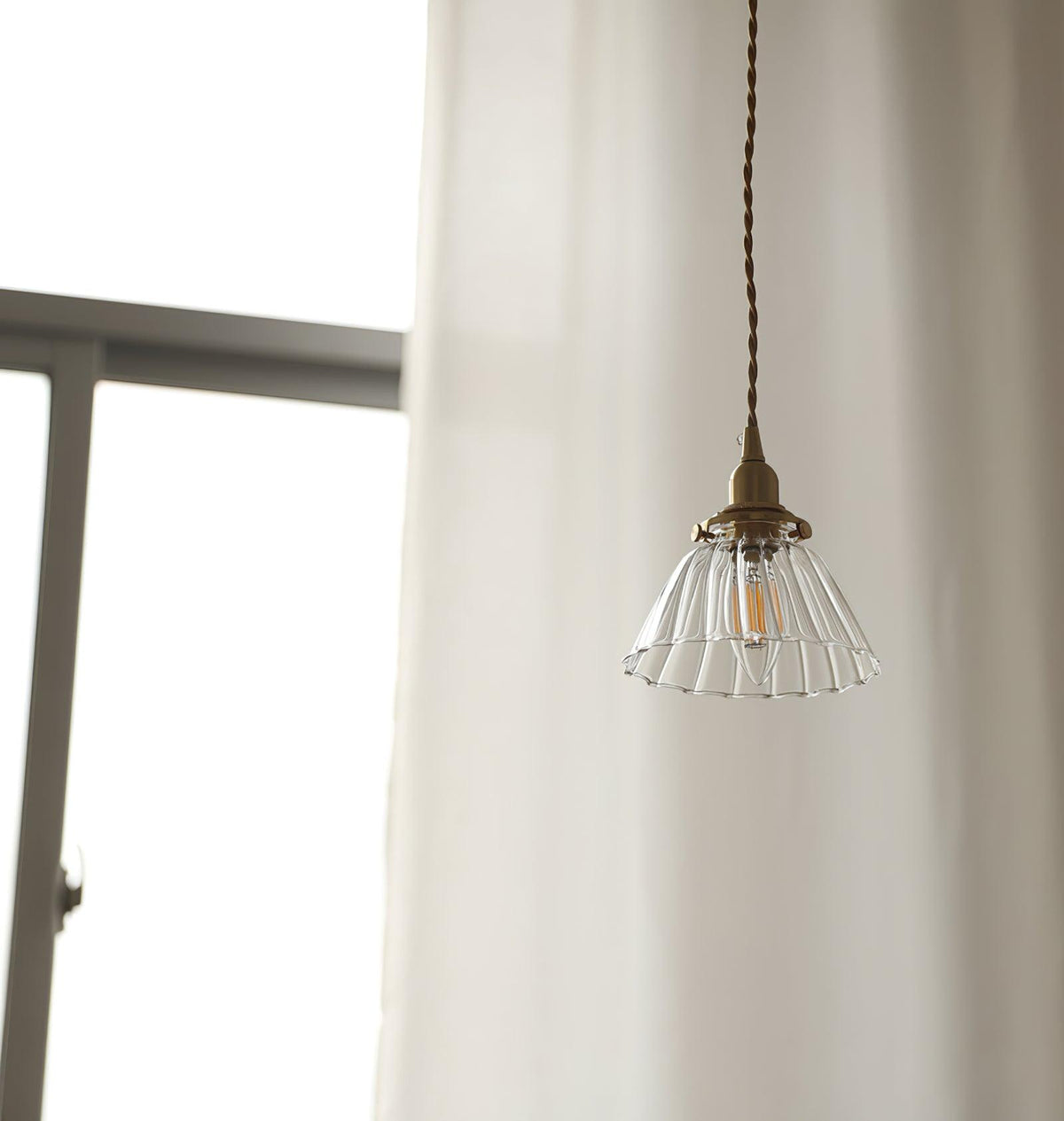 Suspension goutte en verre avec finition laiton – Luminaire suspendu pour comptoirs et tables – Suspension réglable – Douille E26 – Luminaire dôme transparent