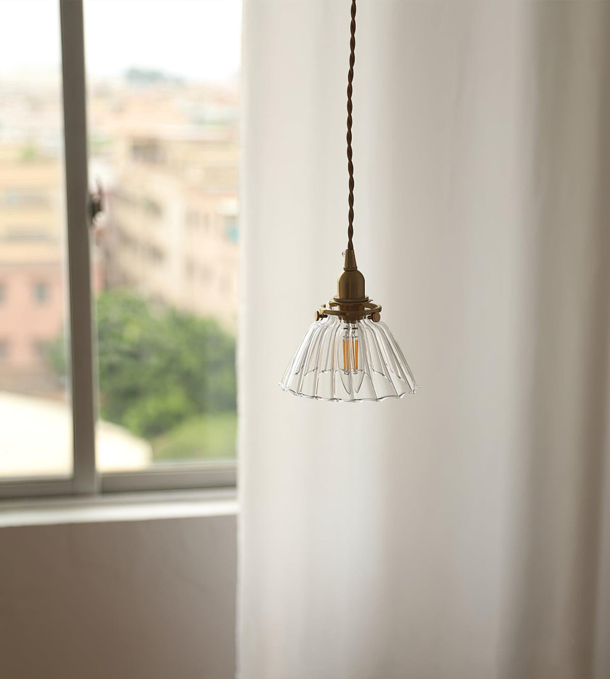Suspension goutte en verre avec finition laiton – Luminaire suspendu pour comptoirs et tables – Suspension réglable – Douille E26 – Luminaire dôme transparent