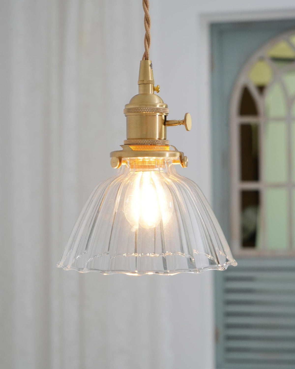 Suspension goutte en verre avec finition laiton – Luminaire suspendu pour comptoirs et tables – Suspension réglable – Douille E26 – Luminaire dôme transparent