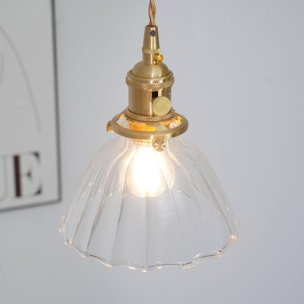 Suspension goutte en verre avec finition laiton – Luminaire suspendu pour comptoirs et tables – Suspension réglable – Douille E26 – Luminaire dôme transparent