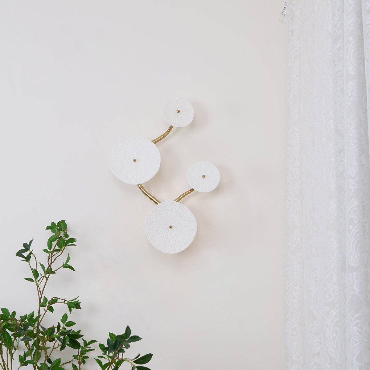 Ceramic Petal Wall Sconce – Floral LED Light with Gold Metal Accents for Hallway, Bedroom & Living Room Decor