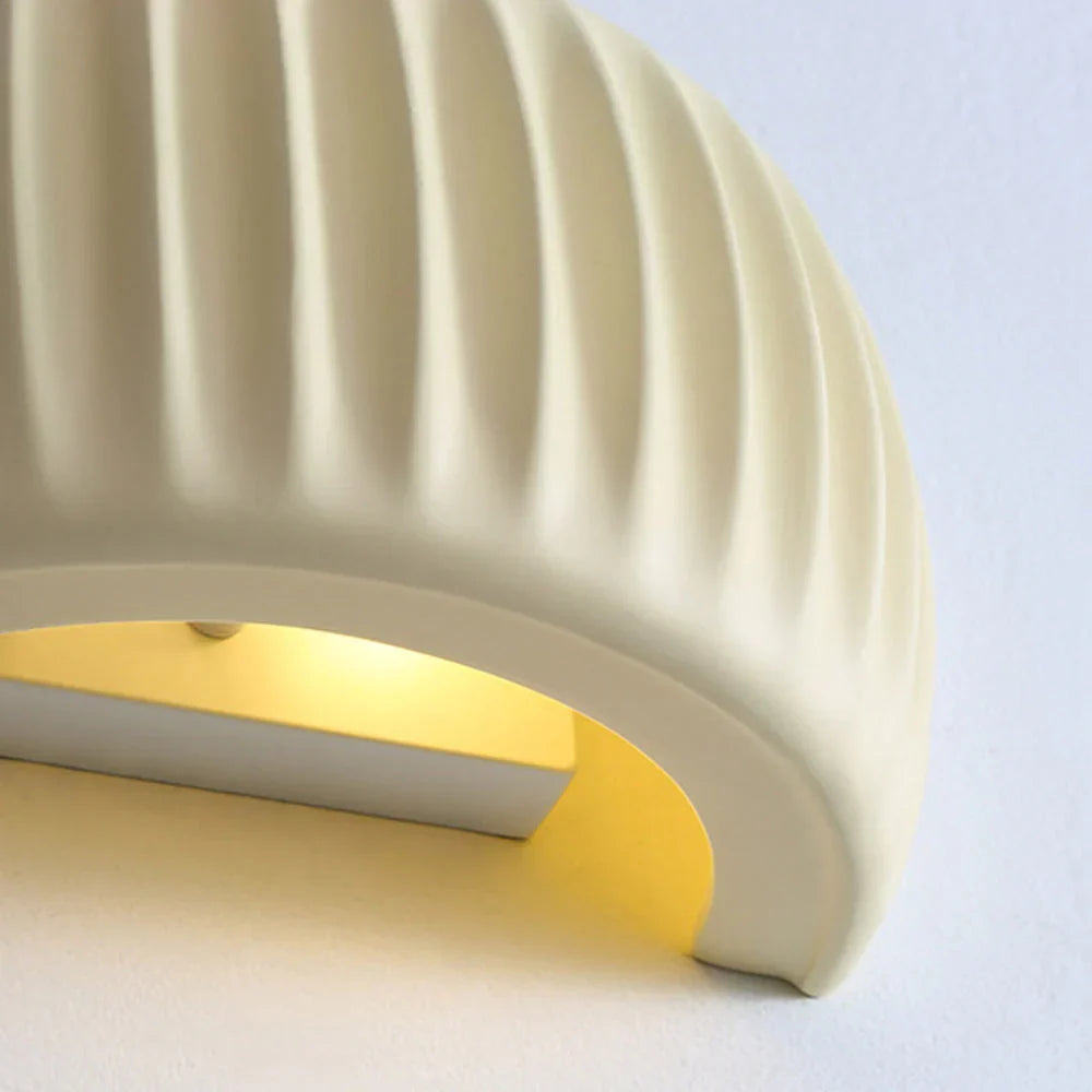 Applique murale pour chambres et couloirs – Luminaire décoratif en résine de 9,4 pouces, coloris crème doux – Douille filaire pour intérieurs modernes – Espace