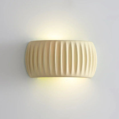 Applique murale pour chambres et couloirs – Luminaire décoratif en résine de 9,4 pouces, coloris crème doux – Douille filaire pour intérieurs modernes – Espace