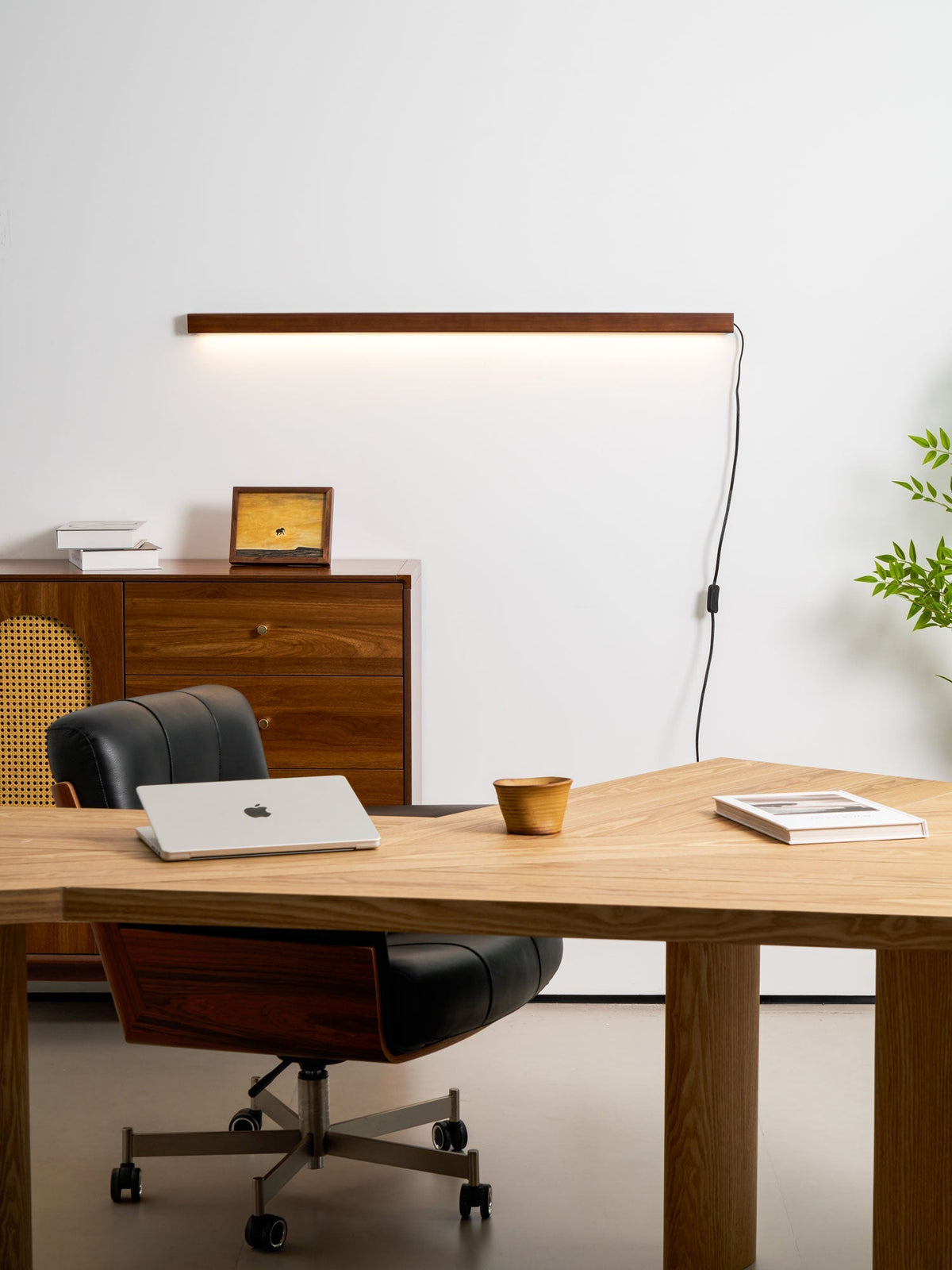 Modern Linear Wood LED Wall Light Fixture with Adjustable Height | Sleek Design for Contemporary Interiors