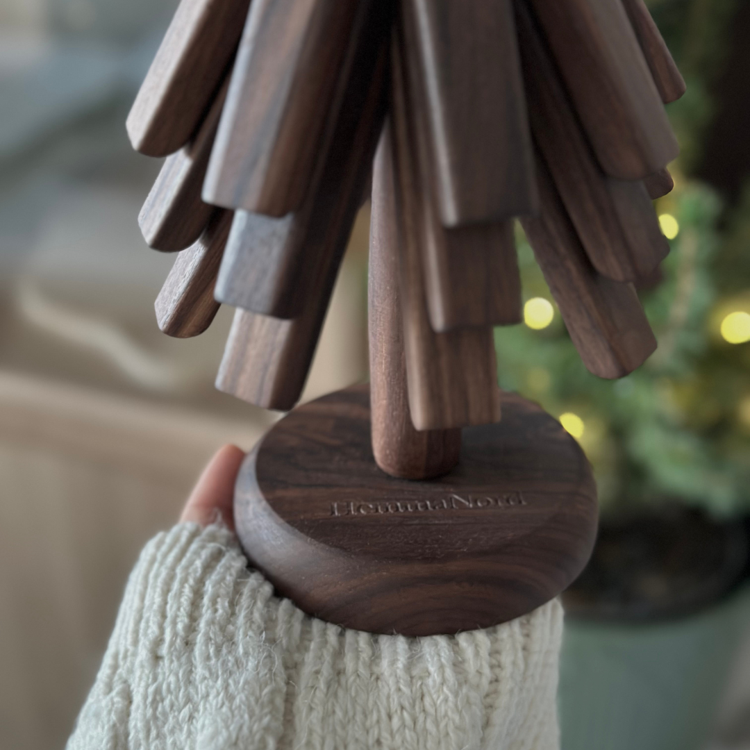 Wooden Hot Pad Holder Stand Tree Design Countertop Storage Organizer Natural Heat Resistant Kitchen Display Rack for Pot Holders Tabletop Di