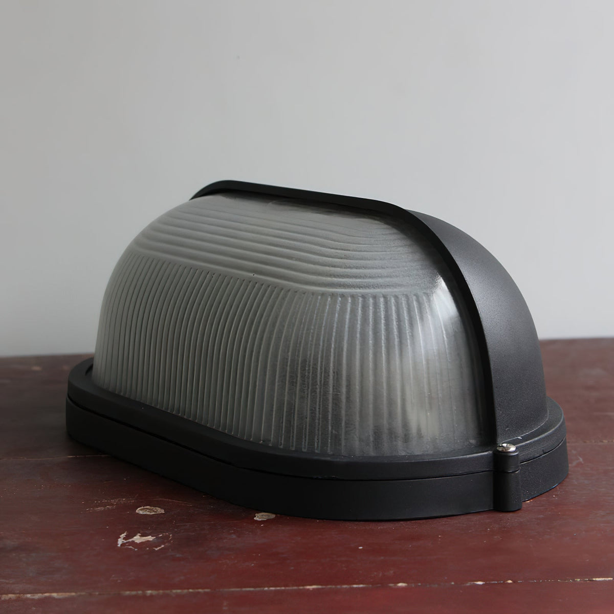 Applique murale extérieure industrielle avec abat-jour en verre nervuré – Luminaire résistant aux intempéries pour porches, patios, entrées, portes et jardins