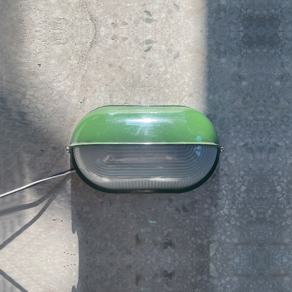 Applique murale extérieure industrielle avec abat-jour en verre nervuré – Luminaire résistant aux intempéries pour porches, patios, entrées, portes et jardins