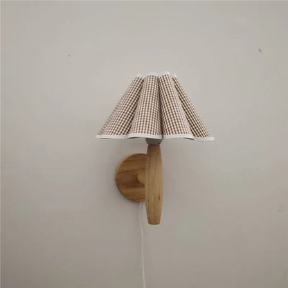 Applique murale en bois avec abat-jour plissé pour une ambiance chaleureuse | Ortekor Nordic Elegance