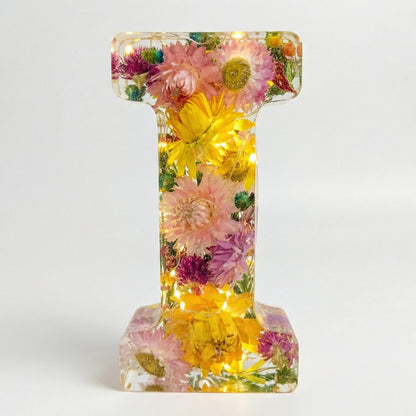 Lettre lumineuse en résine florale personnalisée Ortekor | Décoration intérieure unique avec lumière LED chaleureuse pour une atmosphère apaisante