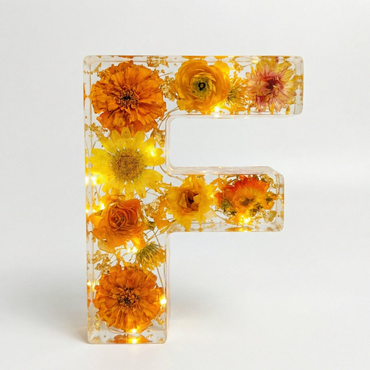 Lettre lumineuse en résine florale personnalisée Ortekor | Décoration intérieure unique avec lumière LED chaleureuse pour une atmosphère apaisante