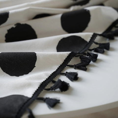 Nappe Polara Charm - Mélange microfibre, pois noirs avec bordure à pompons