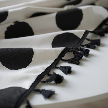 Nappe Polara Charm - Mélange microfibre, pois noirs avec bordure à pompons