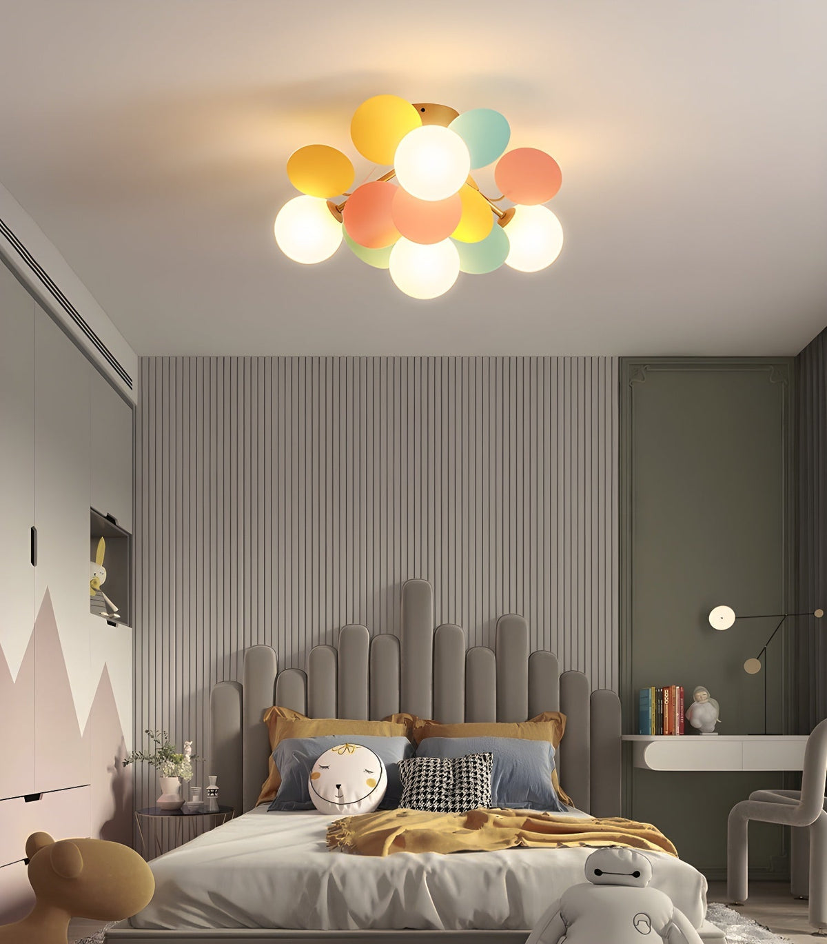 Plafonnier multi-globes avec abat-jours sphériques pastel – Luminaire LED coloré et moderne pour chambre d'enfant, salle de jeux et espace contemporain