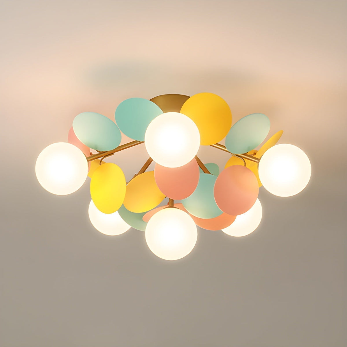 Plafonnier multi-globes avec abat-jours sphériques pastel – Luminaire LED coloré et moderne pour chambre d'enfant, salle de jeux et espace contemporain