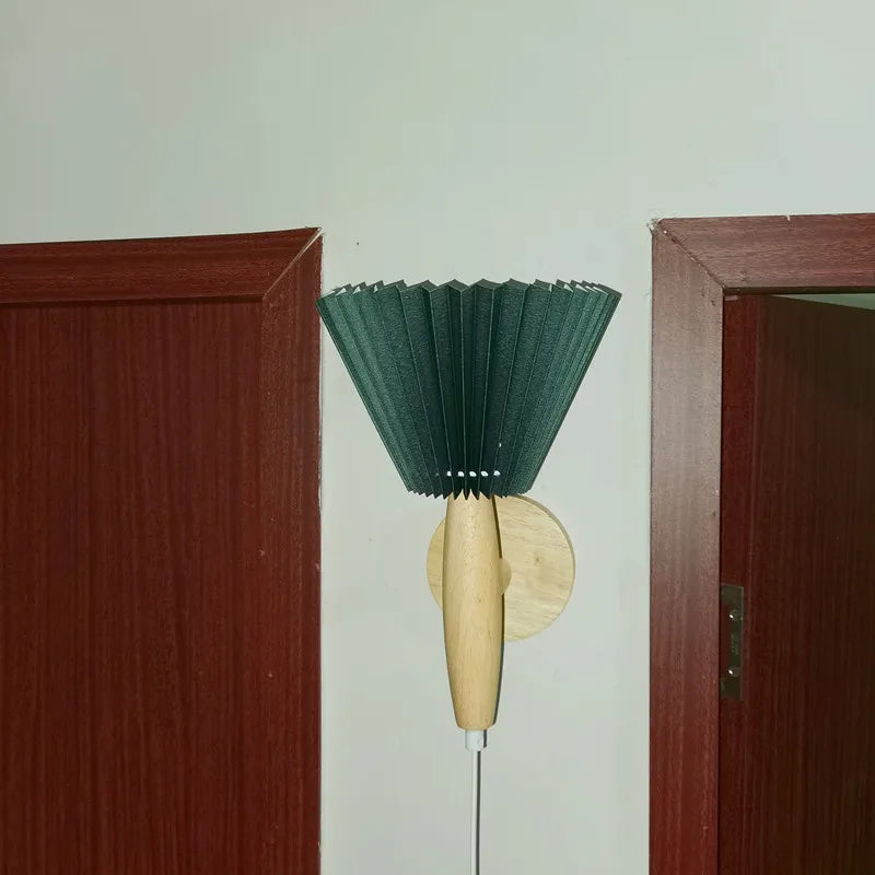 Applique murale en bois avec abat-jour plissé pour une ambiance chaleureuse | Ortekor Nordic Elegance