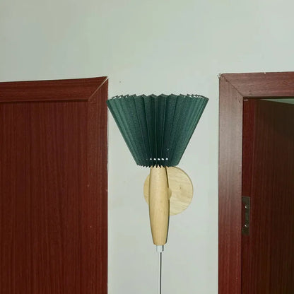 Applique murale en bois avec abat-jour plissé pour une ambiance chaleureuse | Ortekor Nordic Elegance