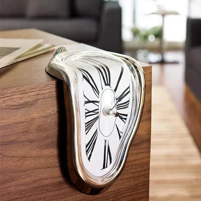 Horloge décorative Flowing Timepiece en aluminium à quartz, cadran à chiffres romains, 18 x 13 x 15 cm, argentée, style surréaliste pour bureau, cheminée ou étagère