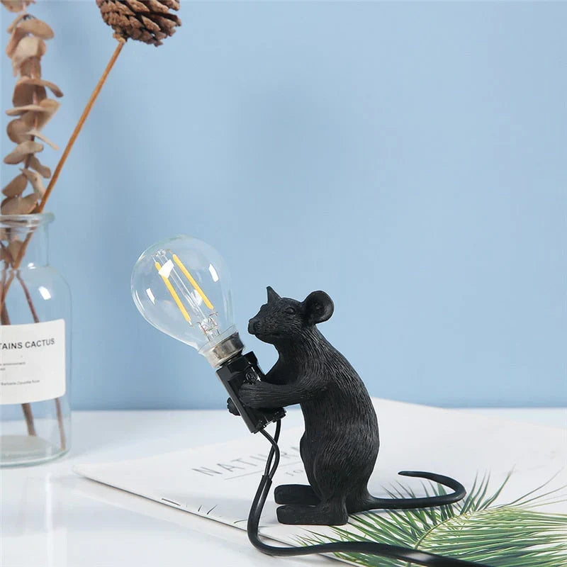 Lampe de table souris fantaisie avec lumière LED – Décoration animalière en résine pleine de charme pour chambre à coucher, salon et chambre d'enfant