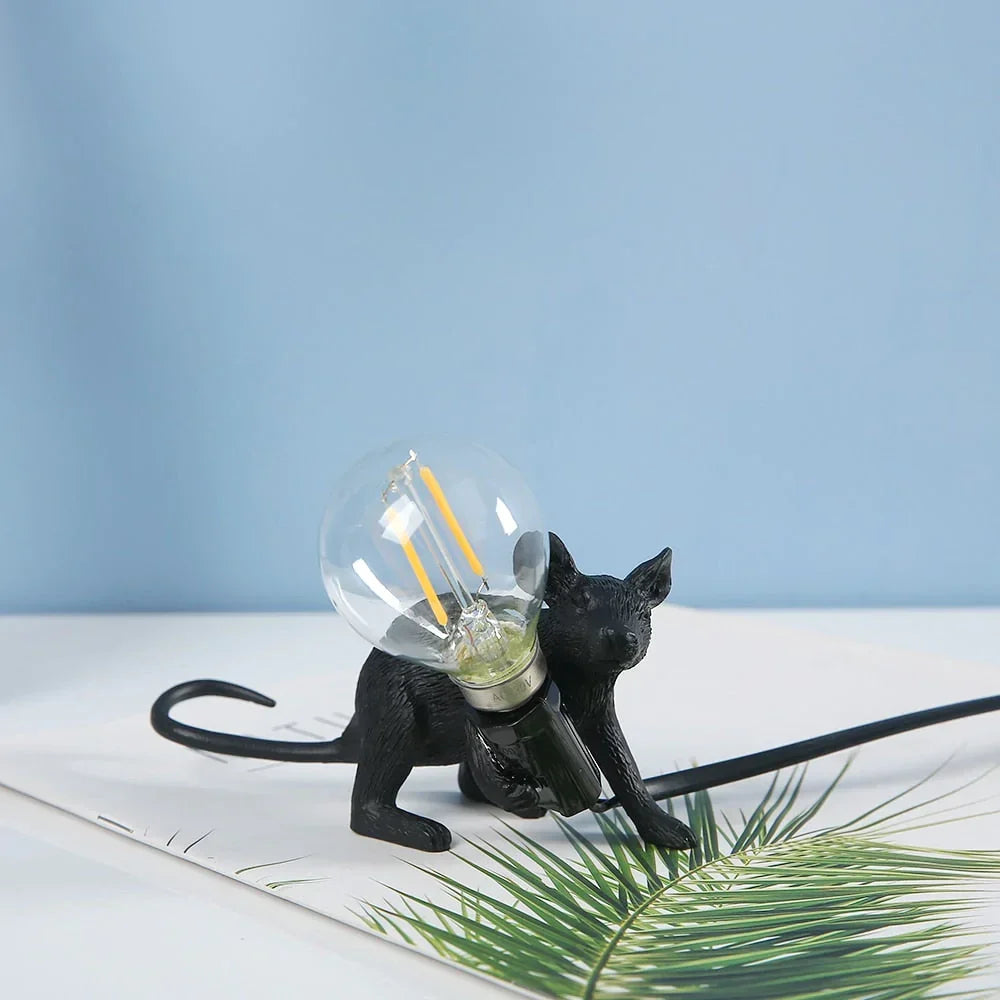 Lampe de table souris fantaisie avec lumière LED – Décoration animalière en résine pleine de charme pour chambre à coucher, salon et chambre d'enfant