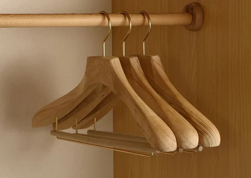 Cintres en bois de cèdre | Lot de 2 cintres à larges épaules pour l'organisation des vêtements | Design durable pour blazers et pulls