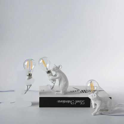 Lampe de table souris fantaisie avec lumière LED – Décoration animalière en résine pleine de charme pour chambre à coucher, salon et chambre d'enfant