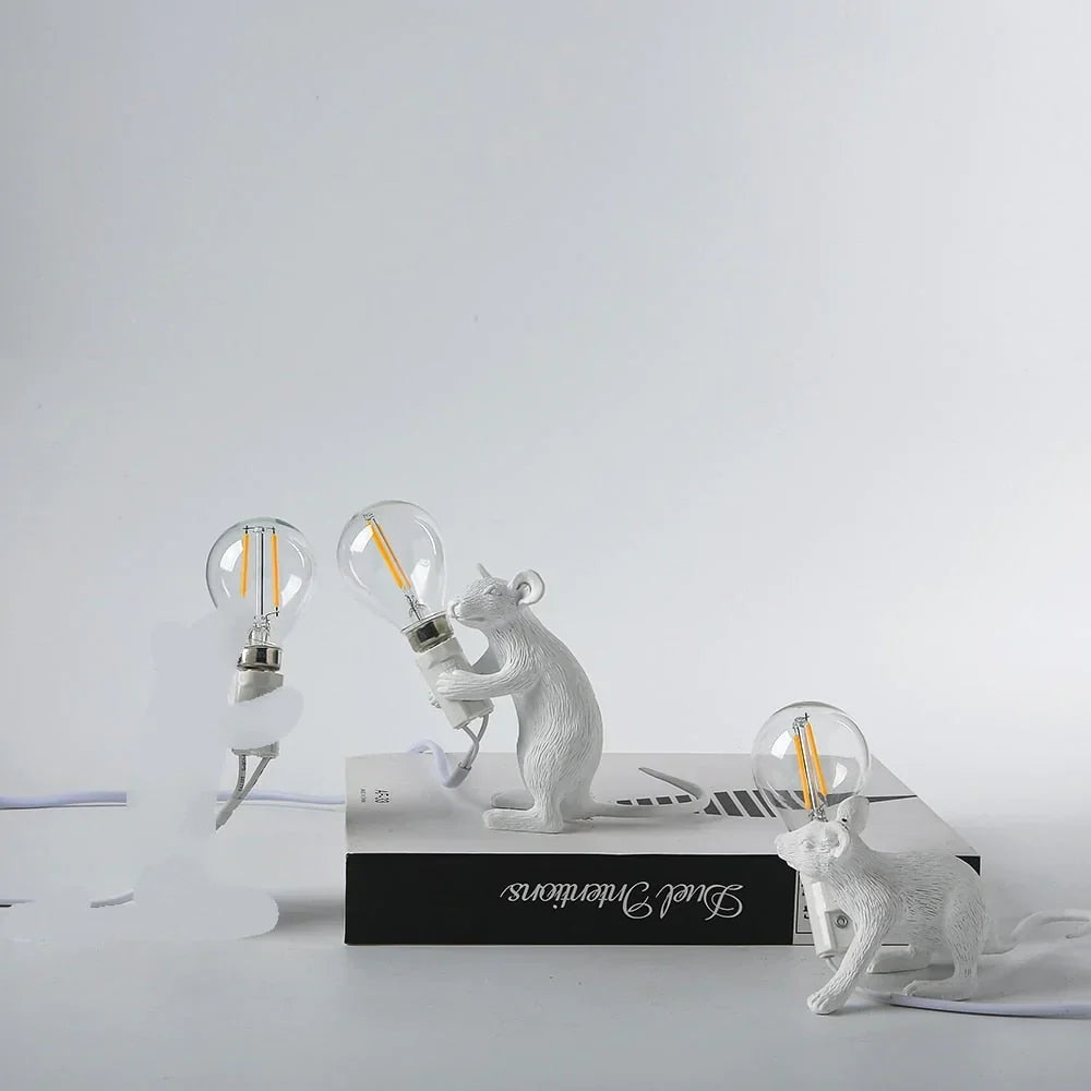 Lampe de table souris fantaisie avec lumière LED – Décoration animalière en résine pleine de charme pour chambre à coucher, salon et chambre d'enfant