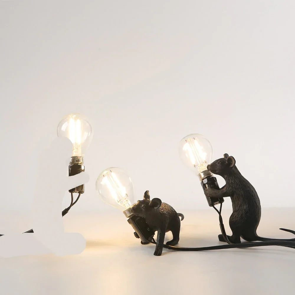 Lampe de table souris fantaisie avec lumière LED – Décoration animalière en résine pleine de charme pour chambre à coucher, salon et chambre d'enfant