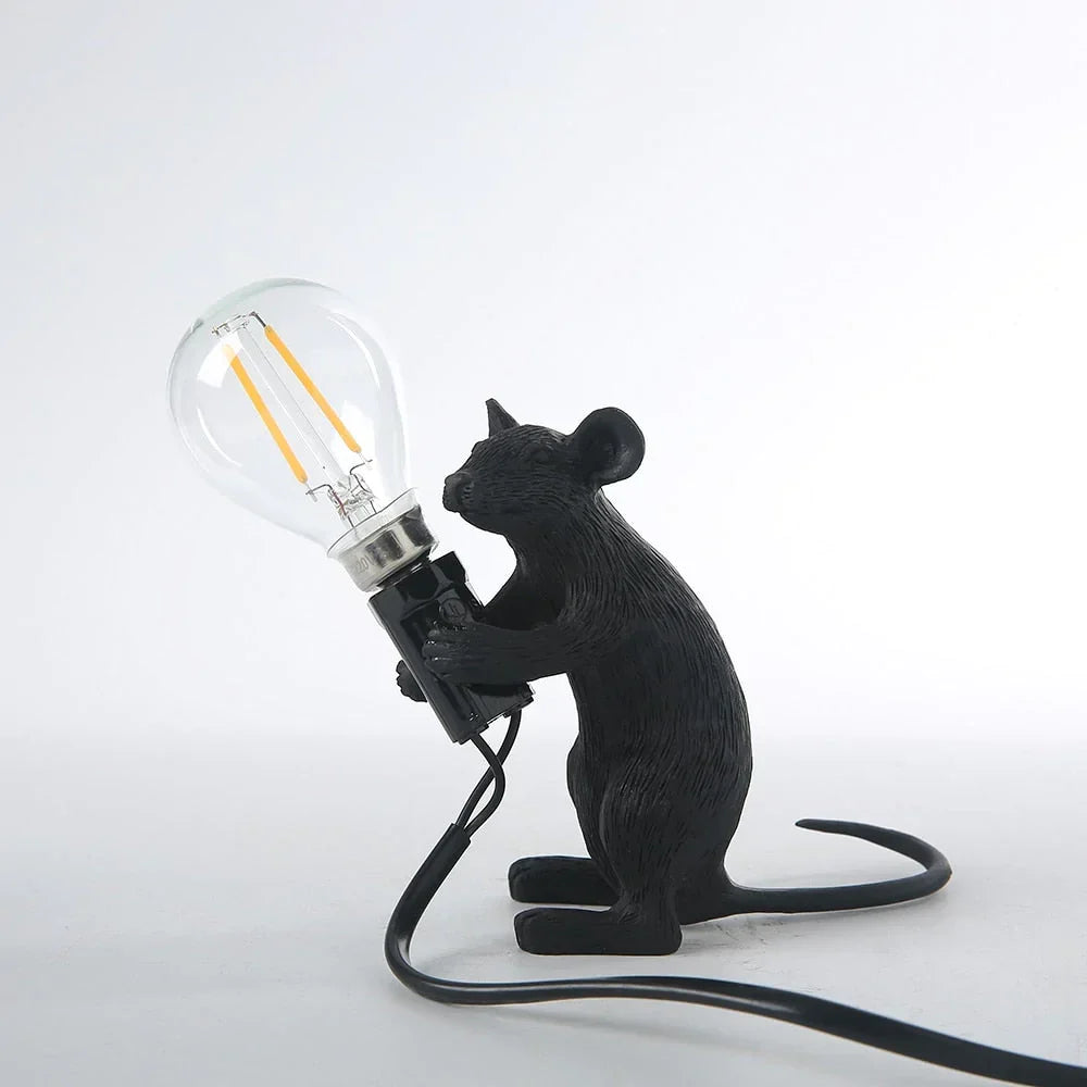 Lampe de table souris fantaisie avec lumière LED – Décoration animalière en résine pleine de charme pour chambre à coucher, salon et chambre d'enfant