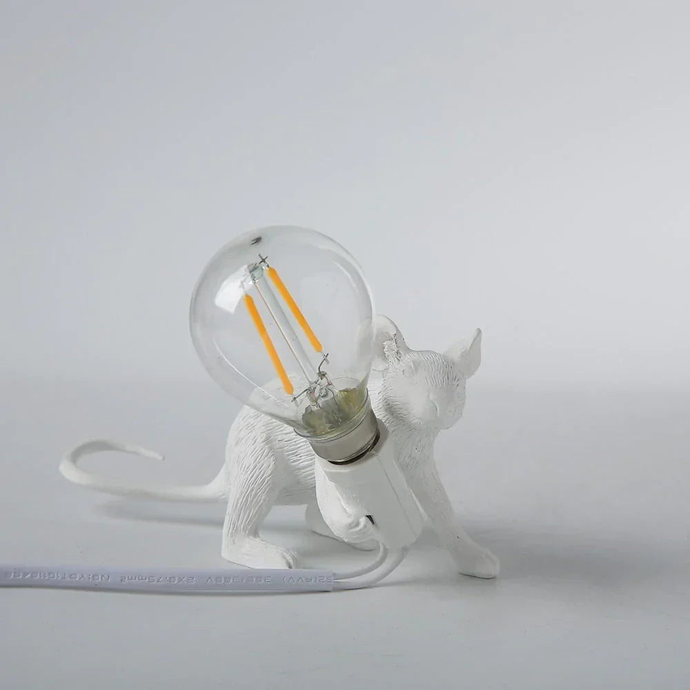 Lampe de table souris fantaisie avec lumière LED – Décoration animalière en résine pleine de charme pour chambre à coucher, salon et chambre d'enfant