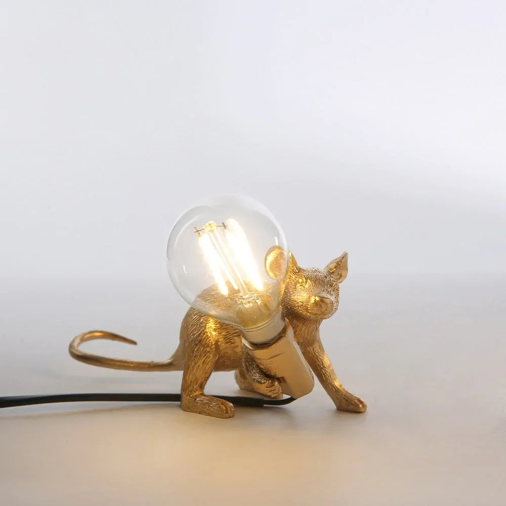 Lampe de table souris fantaisie avec lumière LED – Décoration animalière en résine pleine de charme pour chambre à coucher, salon et chambre d'enfant