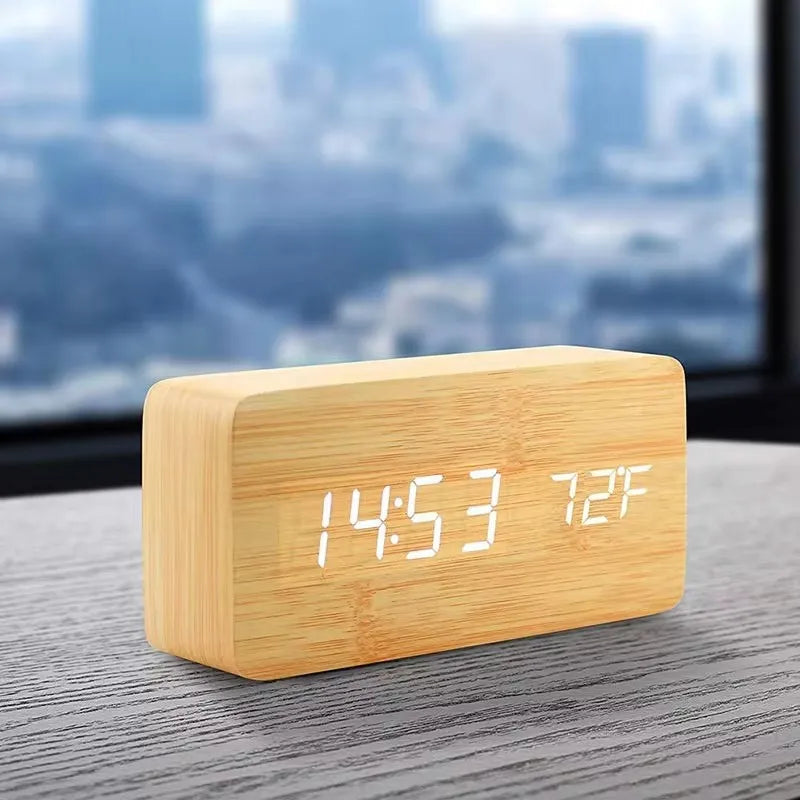 Réveil numérique à LED avec triple alarme, affichage de la température, réglage de la luminosité, finition grain de bois, alimentation USB, pour chambre, bureau, table de chevet