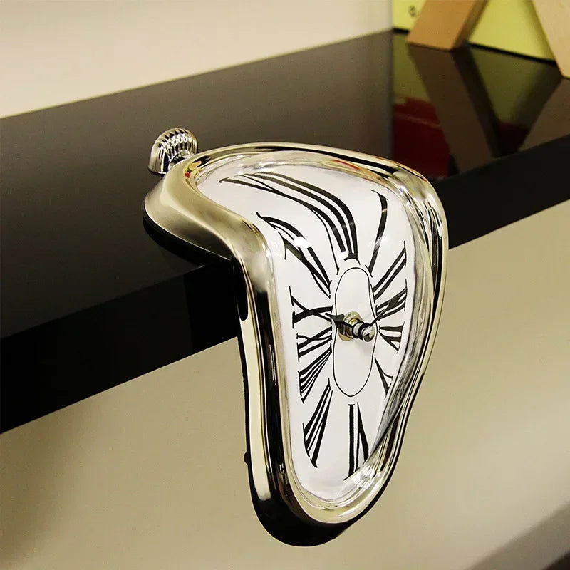 Horloge décorative Flowing Timepiece en aluminium à quartz, cadran à chiffres romains, 18 x 13 x 15 cm, argentée, style surréaliste pour bureau, cheminée ou étagère