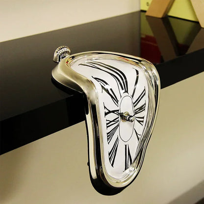 Horloge décorative Flowing Timepiece en aluminium à quartz, cadran à chiffres romains, 18 x 13 x 15 cm, argentée, style surréaliste pour bureau, cheminée ou étagère