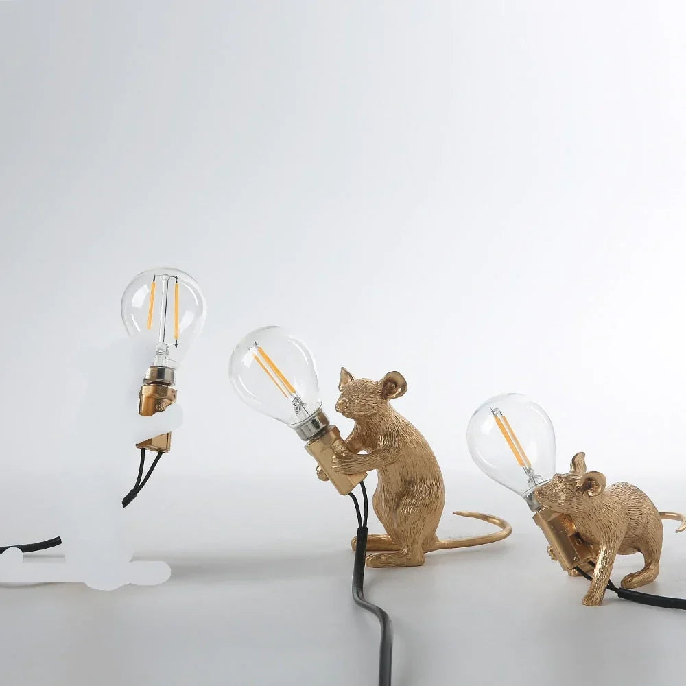 Lampe de table souris fantaisie avec lumière LED – Décoration animalière en résine pleine de charme pour chambre à coucher, salon et chambre d'enfant