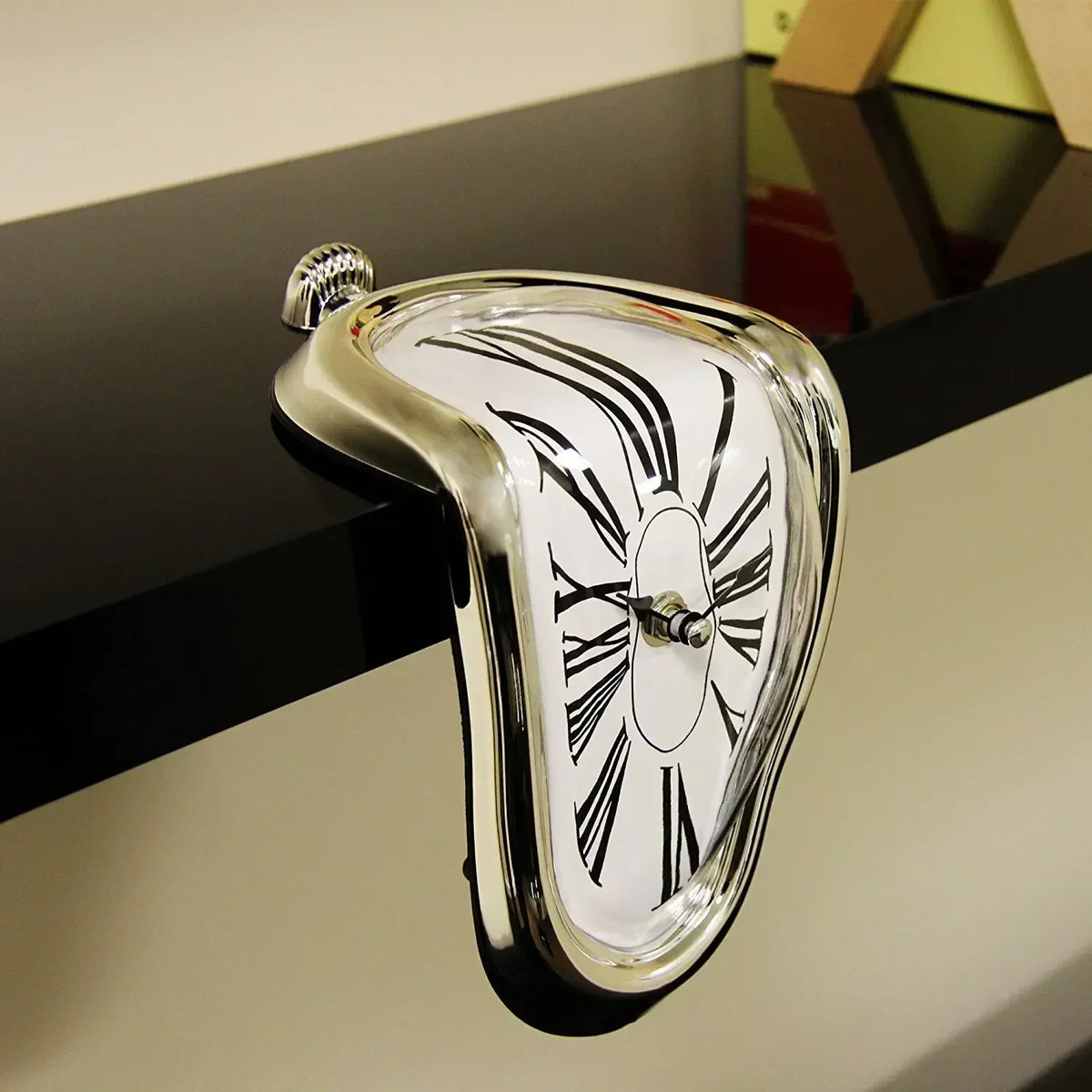 Horloge décorative Flowing Timepiece en aluminium à quartz, cadran à chiffres romains, 18 x 13 x 15 cm, argentée, style surréaliste pour bureau, cheminée ou étagère