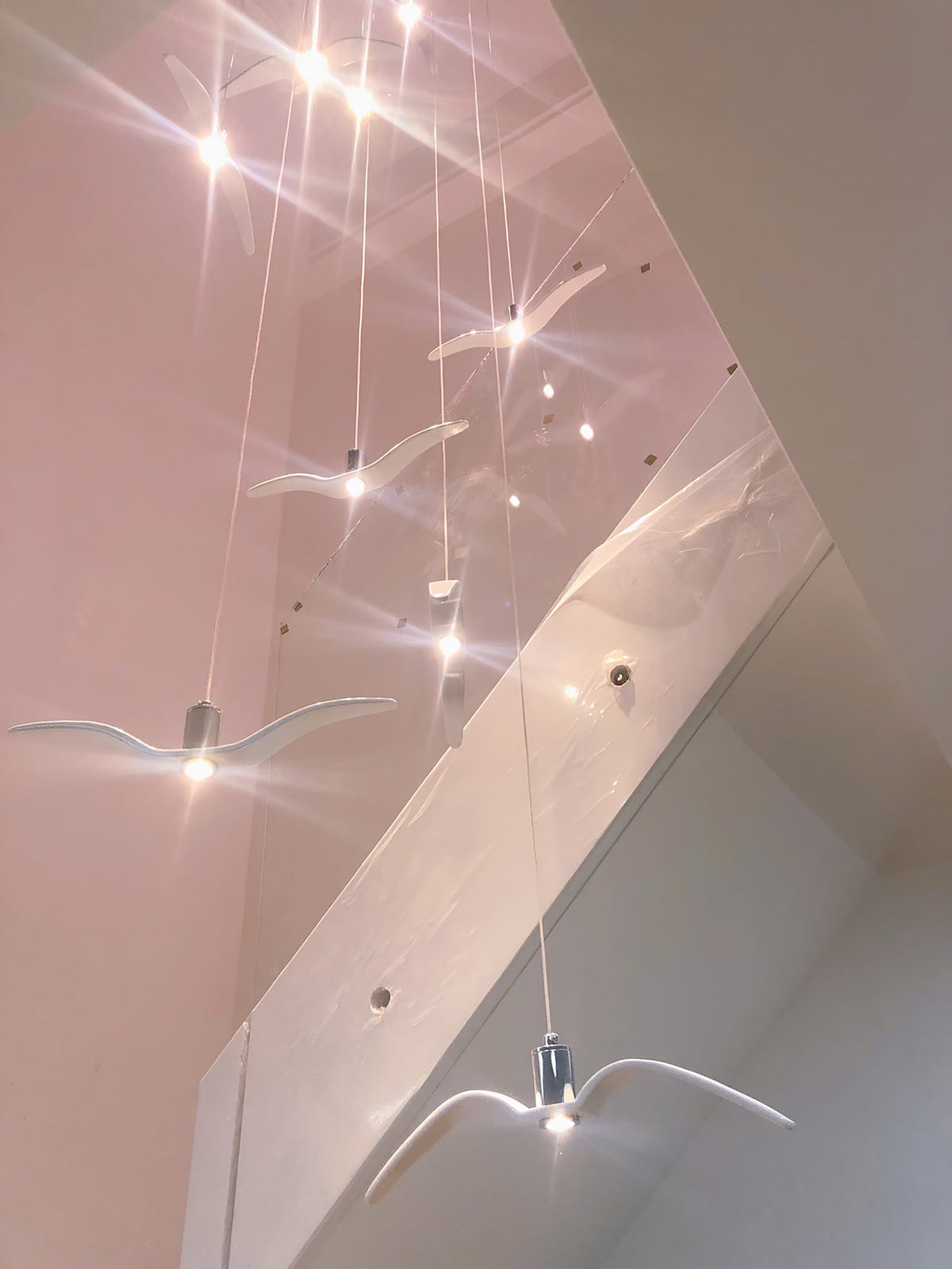 Suspension sculpturale en forme d'oiseau avec éclairage LED à hauteur réglable, filaire, pour îlots de cuisine, tables de salle à manger et espaces de vie, en blanc ou