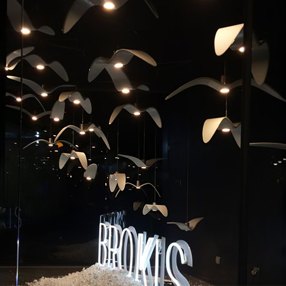Suspension sculpturale en forme d'oiseau avec éclairage LED à hauteur réglable, filaire, pour îlots de cuisine, tables de salle à manger et espaces de vie, en blanc ou