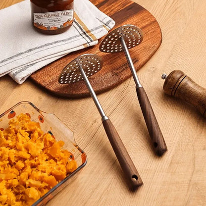Manual Vegetable Masher with Wood Grip – Heavy-Duty Steel Press for Potatoes, Pumpkin, Avocado & Soft Produce – Ergonomic Kitchen Utensil