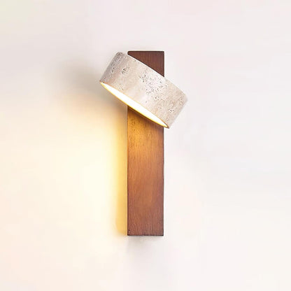 Applique murale en travertin et bois – Luminaire moderne avec abat-jour en pierre et faisceau incliné – Éclairage décoratif sculptural chaleureux pour chambre, salon et couloir
