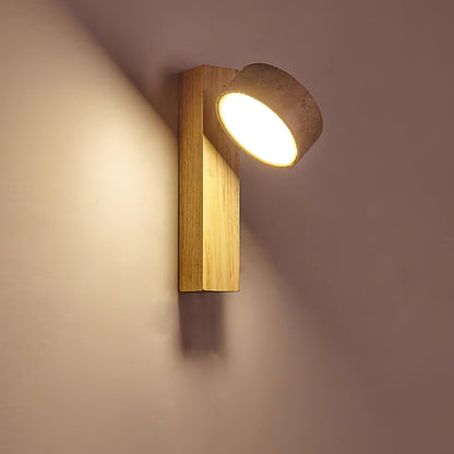 Applique murale en travertin et bois – Luminaire moderne avec abat-jour en pierre et faisceau incliné – Éclairage décoratif sculptural chaleureux pour chambre, salon et couloir