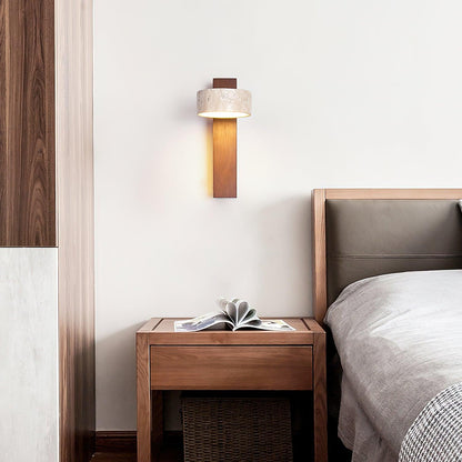 Applique murale en travertin et bois – Luminaire moderne avec abat-jour en pierre et faisceau incliné – Éclairage décoratif sculptural chaleureux pour chambre, salon et couloir