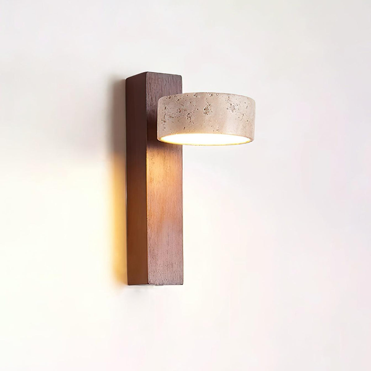 Applique murale en travertin et bois – Luminaire moderne avec abat-jour en pierre et faisceau incliné – Éclairage décoratif sculptural chaleureux pour chambre, salon et couloir