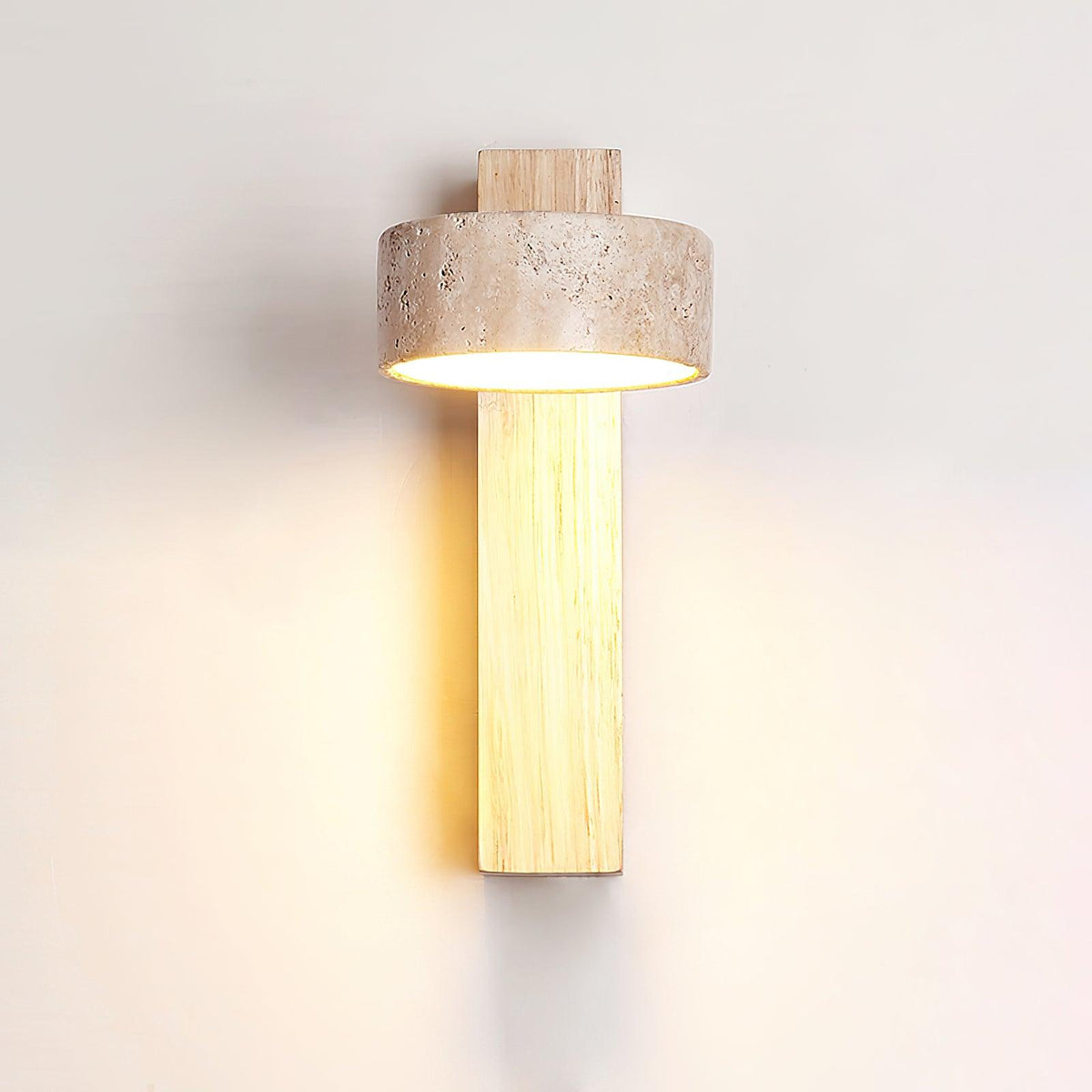 Applique murale en travertin et bois – Luminaire moderne avec abat-jour en pierre et faisceau incliné – Éclairage décoratif sculptural chaleureux pour chambre, salon et couloir