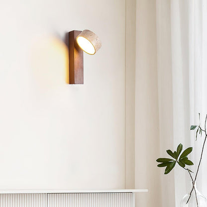 Applique murale en travertin et bois – Luminaire moderne avec abat-jour en pierre et faisceau incliné – Éclairage décoratif sculptural chaleureux pour chambre, salon et couloir