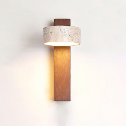 Applique murale en travertin et bois – Luminaire moderne avec abat-jour en pierre et faisceau incliné – Éclairage décoratif sculptural chaleureux pour chambre, salon et couloir