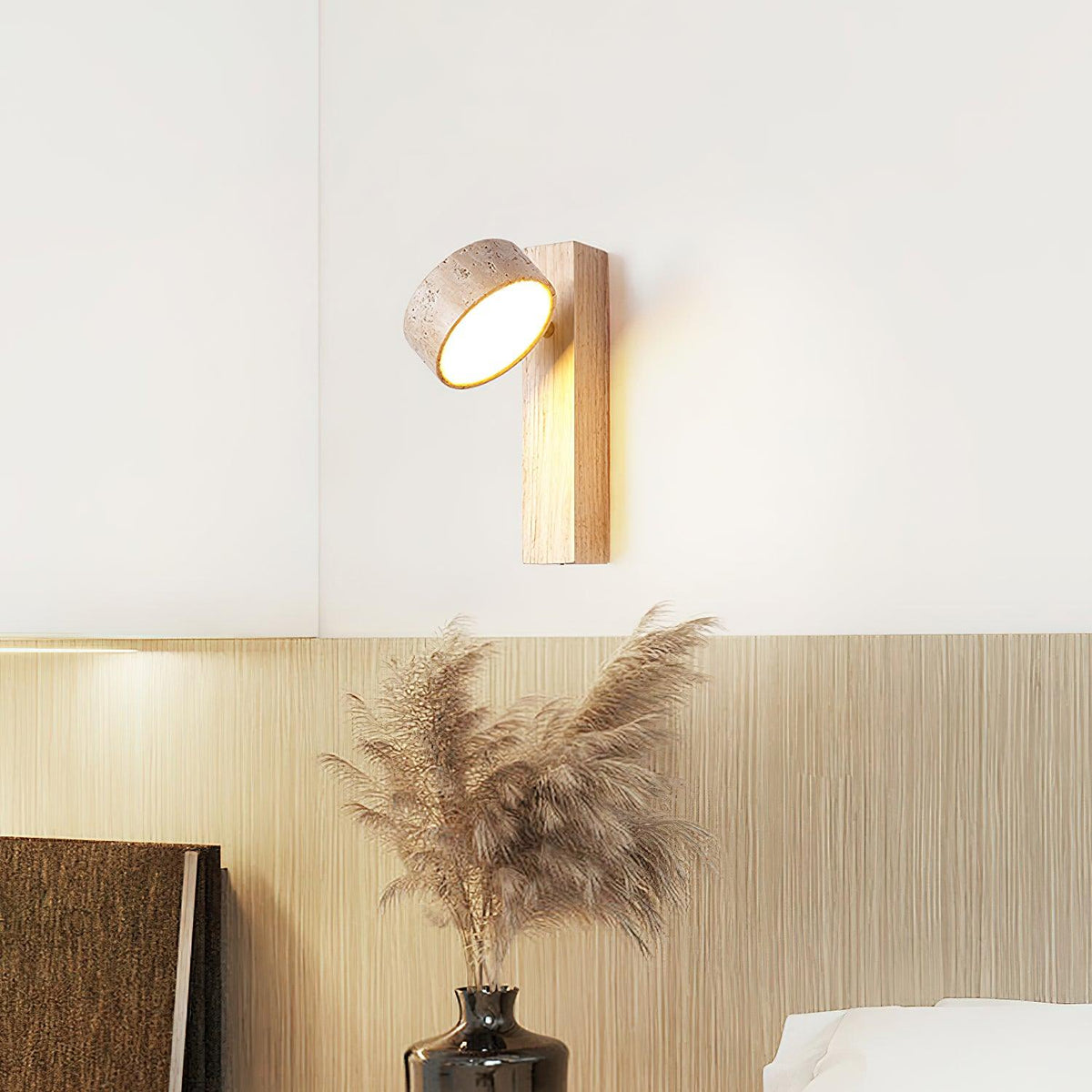 Applique murale en travertin et bois – Luminaire moderne avec abat-jour en pierre et faisceau incliné – Éclairage décoratif sculptural chaleureux pour chambre, salon et couloir