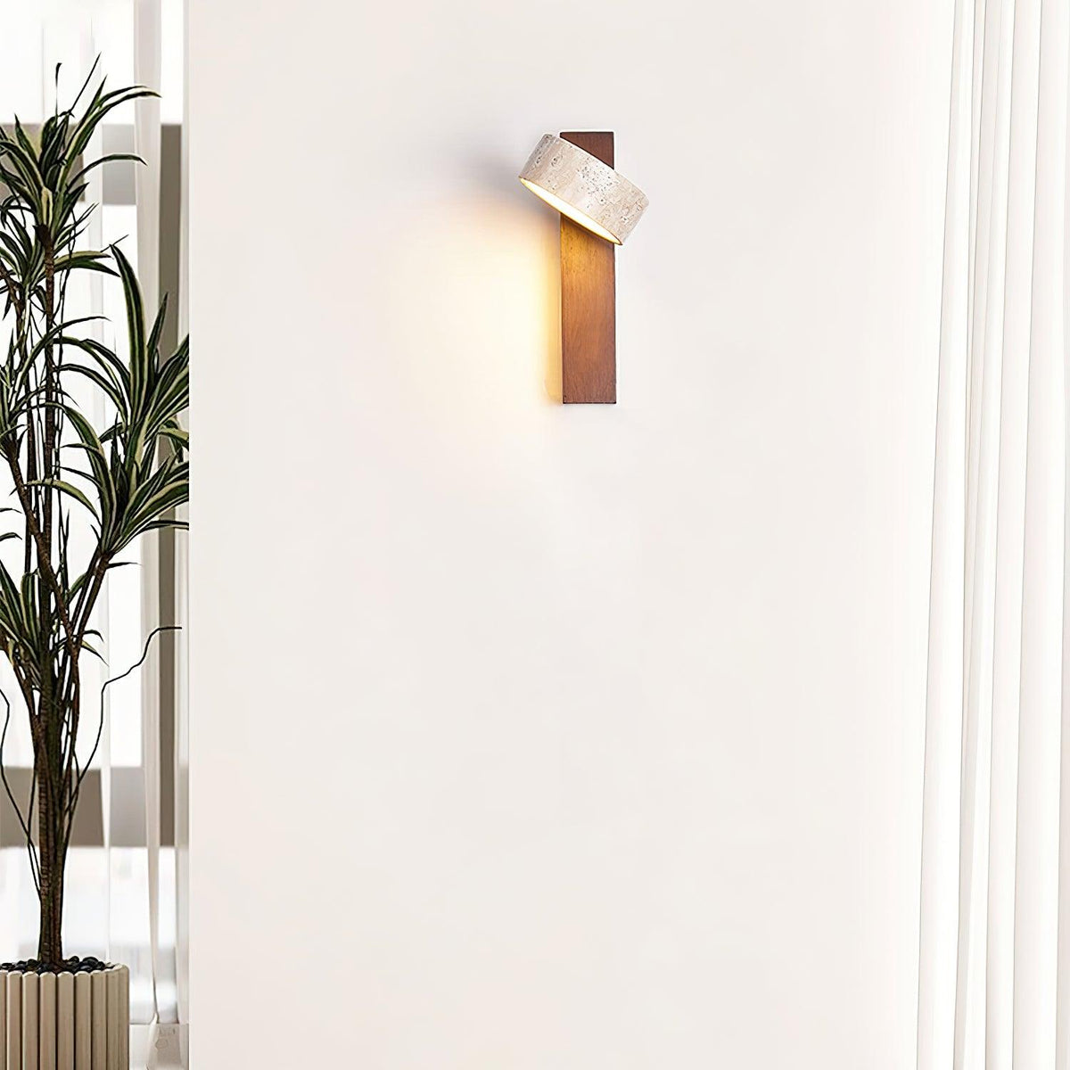 Applique murale en travertin et bois – Luminaire moderne avec abat-jour en pierre et faisceau incliné – Éclairage décoratif sculptural chaleureux pour chambre, salon et couloir