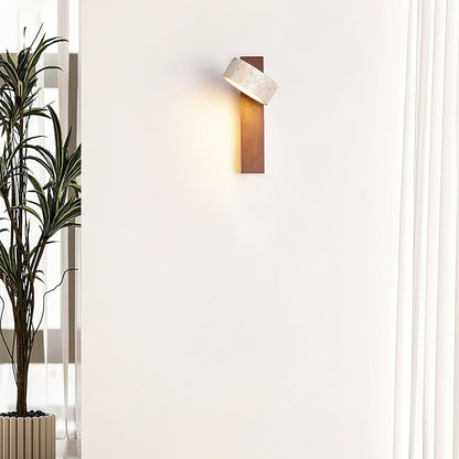 Applique murale en travertin et bois – Luminaire moderne avec abat-jour en pierre et faisceau incliné – Éclairage décoratif sculptural chaleureux pour chambre, salon et couloir