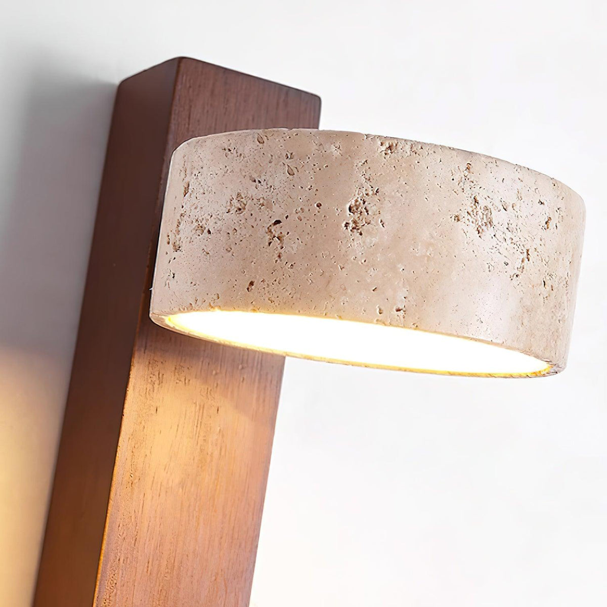 Applique murale en travertin et bois – Luminaire moderne avec abat-jour en pierre et faisceau incliné – Éclairage décoratif sculptural chaleureux pour chambre, salon et couloir